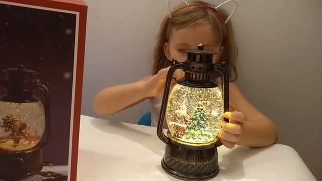 Видео обзор НОВОГОДНИЙ ФОНАРЬ С LED ПОДСВЕТКОЙ И ПОДДУВКОЙ СНЕГА смотреть онлайн