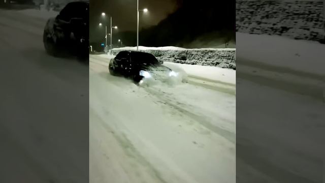 На просьбу ГИБДД по возможности не выезжать в снегопад на дороги, отреагировали только коммунальные смотреть онлайн