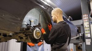 BMW F10-F11 замена ЗАДНИХ тормозов с электро-ручником (+ОТВЕТ ПО Е39)