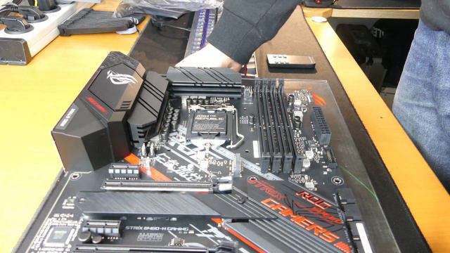 Asus ROG STRIX B460 H GAMING Unboxing +M 2 Einbau смотреть онлайн