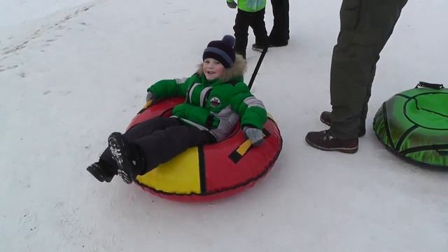 На ватрушке с очень высокой горки / дети и взрослые весело катаются на тюбинге смотреть онлайн