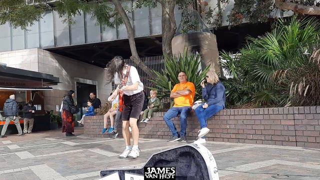 AC/DC - Thunderstruck (Angus Young Street Performer) смотреть онлайн
