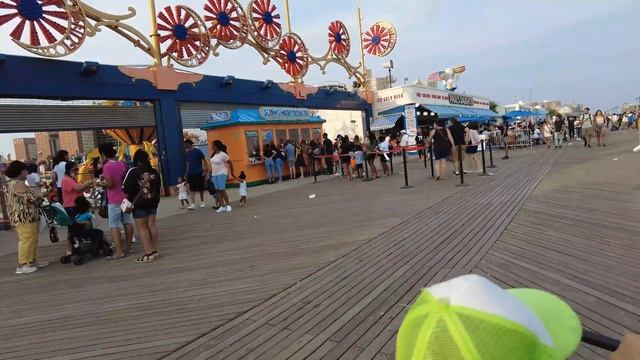 Кони Айленд. Парк аттракционов. Бордвок. Пляж. Бруклин. Нью-Йорк. смотреть онлайн