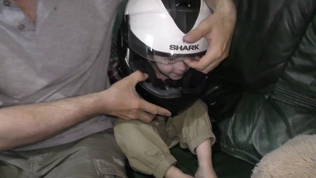 Ребенок в мотоциклетном шлеме, A child in a motorcycle helmet,Lapsi moottoripyörä kypärä смотреть онлайн