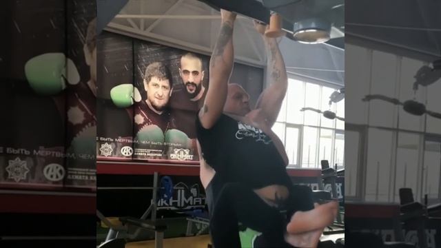 ?Александр Емельяненко Подтягивается на силу повесив на себя 70кг #Емельяненко #спорт #самбо #бокс смотреть онлайн