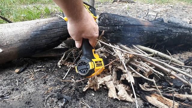 Разводим костёр аккумуляторным феном DeWALT DCE530 смотреть онлайн