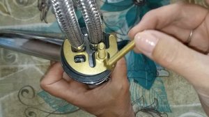 Замена смесителя на кухне женскими руками.Женщина и сантехника.Мастер-класс.Неожиданно..mp4