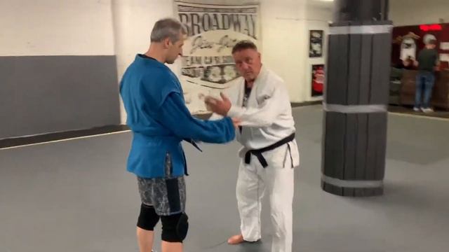 Sambo/Judo/Самбо/Дзюдо выбивание собственной руки из захвата с захватом за пояс пистолет вариант1