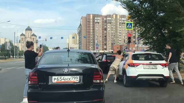 Драка между женщинами на дороге. Марьино. 29 июля 2021 смотреть онлайн