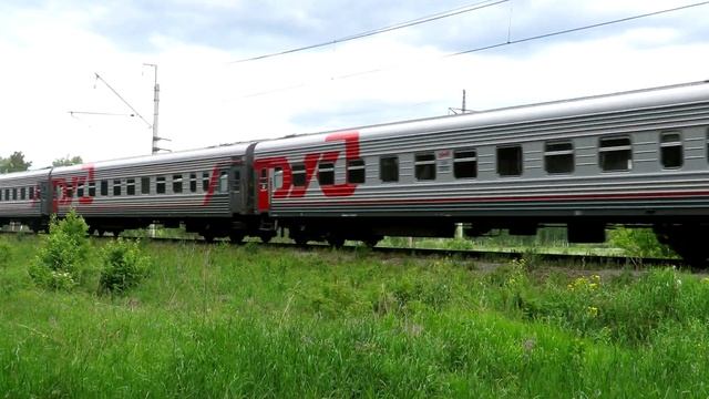 Секция тепловоза 2ТЭ116К-1252 с длинным пассажирским поездом смотреть онлайн