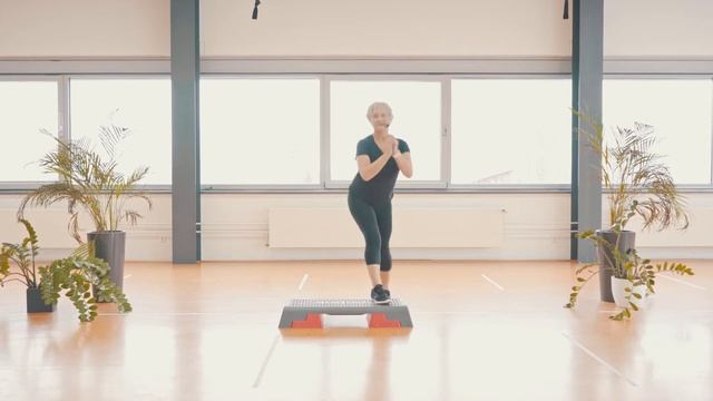 STEP AEROBIC im FunSportZentrum | 33 Minuten Step-Aerobic mit Dagmar смотреть онлайн