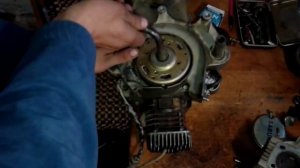 Как открутить гайку генератора и вариатора на скутере