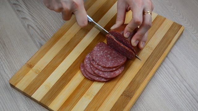 За ПИЦЦУ с этим СОУСОМ МНЕ МУЖ ЦЕЛУЕТ РУКИ | Рецепт пиццы салями ! смотреть онлайн