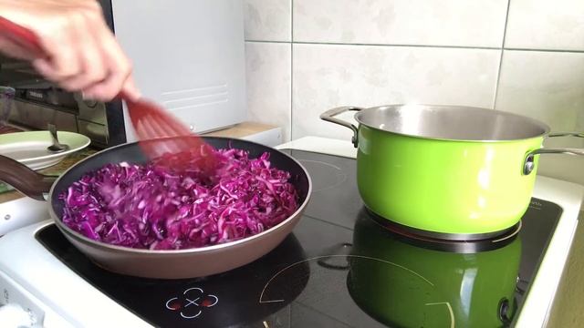 Утиные ножки с краснокочанной капустой и яблоками смотреть онлайн