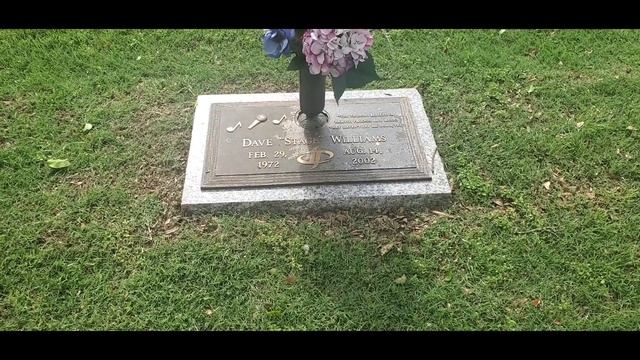 The grave of Drowning Pool singer Dave Williams смотреть онлайн