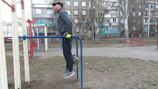 Отжимания на брусьях с дополнительным весом 50кг. Dips with weight 50kg смотреть онлайн