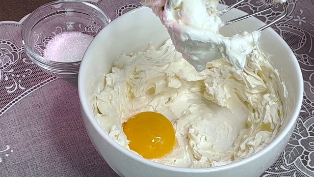 КРУАССАНЫ С КЛУБНИКОЙ из слоеного теста. Вкусно и супербыстро! смотреть онлайн