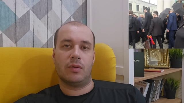 Невозможно смотреть черную от горя Диана Гурцкая прячут под зонтами и ведут под руки смотреть онлайн