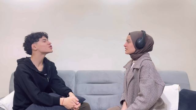 تحدي الهمس !! لغة الشفاه🤣🤣 قضيناها ضحك смотреть онлайн