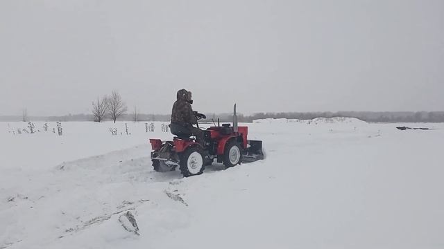 Работа трактора с прямым бульдозерным ножом.