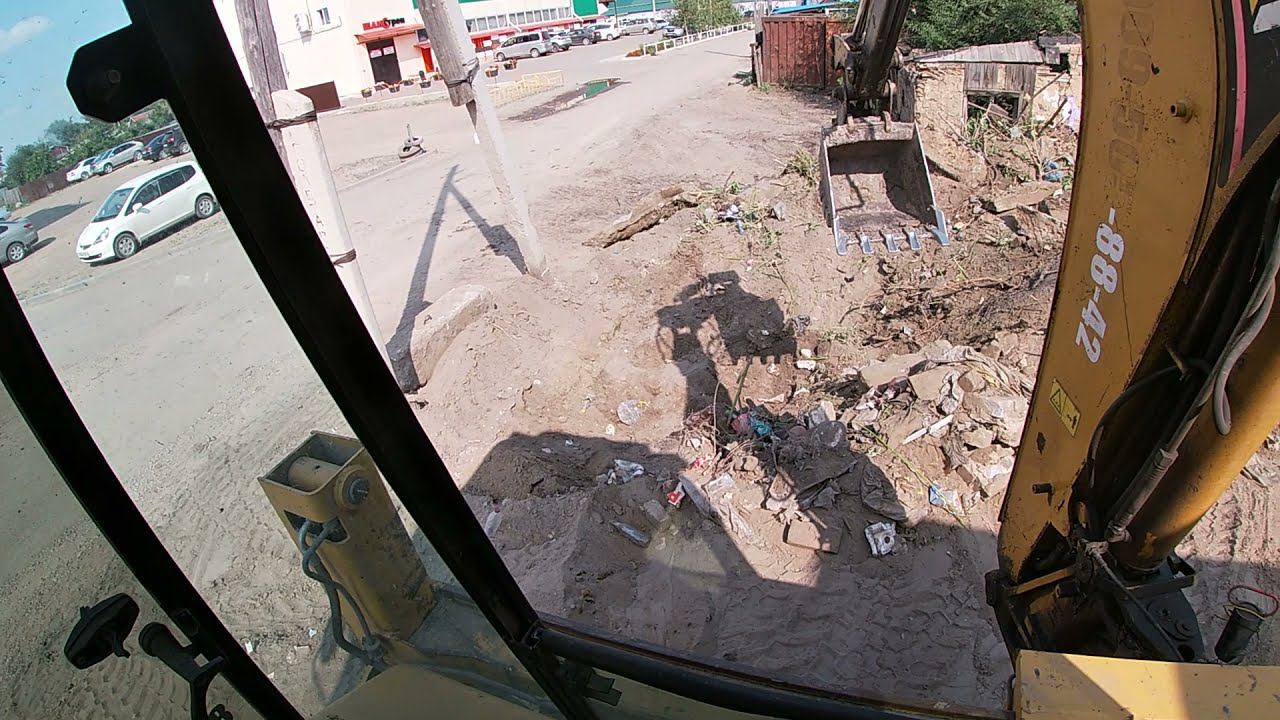 Часть № 2 Спас щенят. Работа экскаватора-погрузчика смотреть онлайн