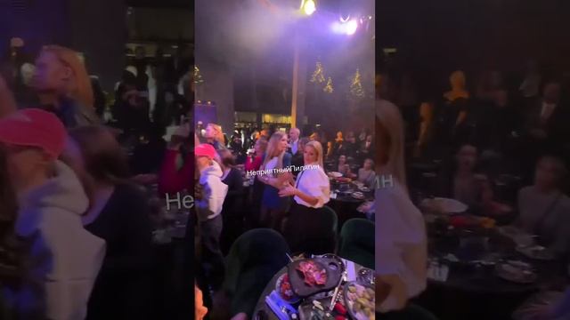 Обычный четверг в Москве. 02:17 весь шоу-бизнес тусит и спать не собирается. #неприятныйпилягин смотреть онлайн