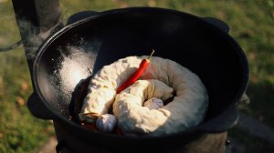 Орама в казане на костре. Рулет из теста с начинкой на овощной подушке.