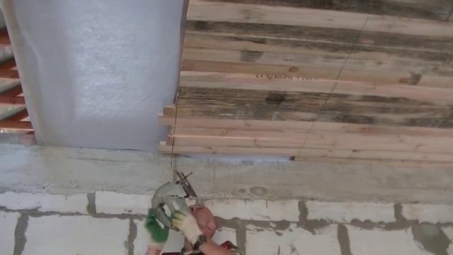 Простой совет КАК обрезать " по месту"( прямо по балке) дюймовые доски прикреплённые к потолку. смотреть онлайн