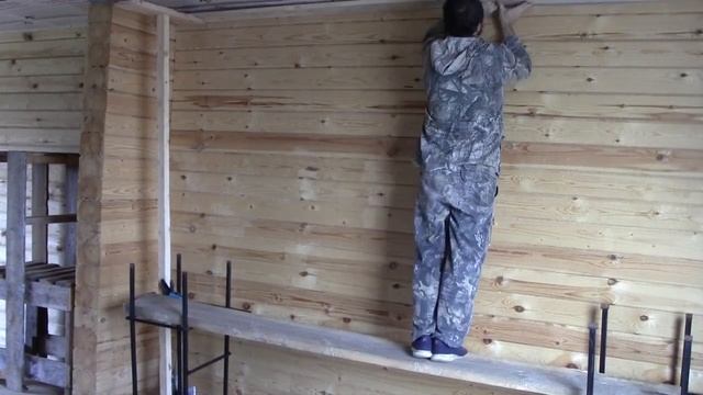 Пароизоляция. Черновой потолок. Монтаж пароизоляции по балкам. Своими руками. смотреть онлайн