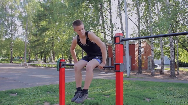 Стульчик назад на турнике. Обучалка по Workout 9 смотреть онлайн