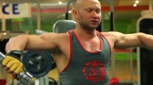 Качаем средние дельты! Разведения рук или махи с гантелями сидя в стороны