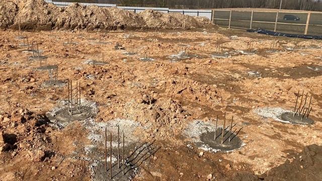 СТРОИМ ДОМ В ДЕРЕВНЕ. Наш участок. Возведение фундамента.Туалет. смотреть онлайн