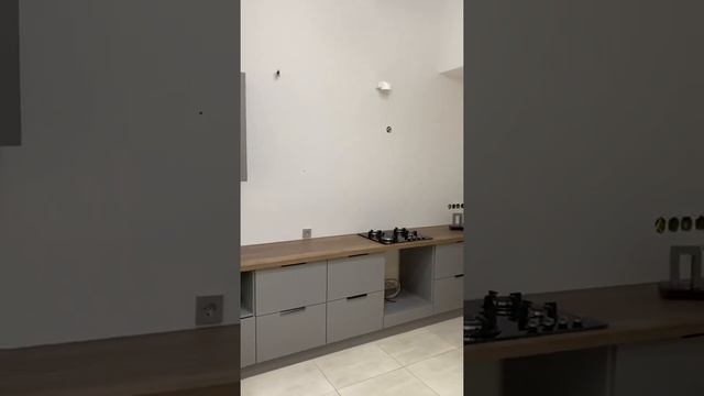 Серая матовая кухня с деревянной столешницей в Сестрорецке. Кухни Проша смотреть онлайн