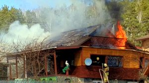 Внезапный ПОЖАР у соседей ЗАГОРЕЛСЯ ДОМ! Работа пожарных.