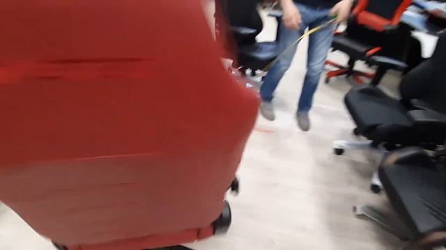 Обзор-сравнение кресел Noblechairs EPIC HERO ICON и DXRacer MASTER смотреть онлайн