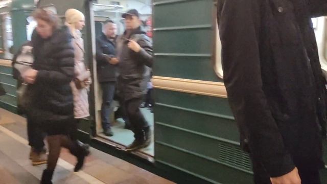 Поезд Номерной 81/717.5М/714.5М на станции Охотный Ряд (1) Сокольнической линии смотреть онлайн
