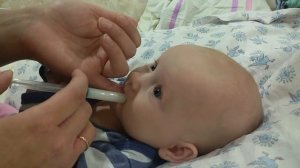 Кормление новорожденного со (из) шприца. Как дать воду новорожденному? Как накормить младенца?