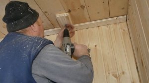 Зашиваем ПОТОЛОК ВАГОНКОЙ с соединением двух досок!