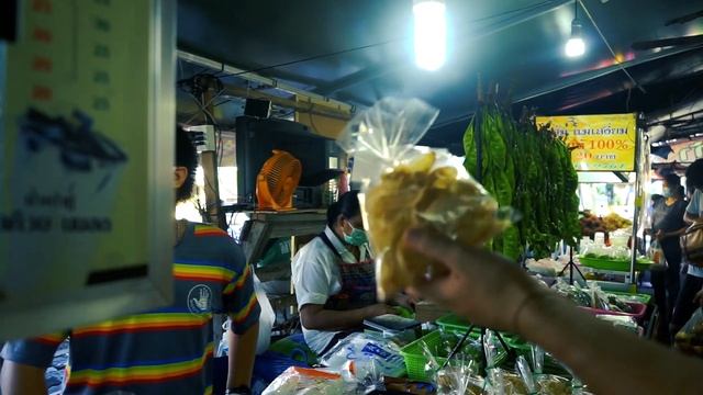 Что можно купить на Таиском рынке на Пхукете . Таиланд удивляет ценами . Криветки за 150 бат . смотреть онлайн