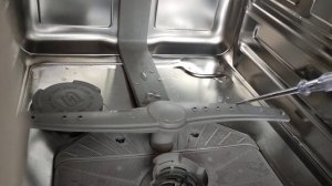 Посудомоечная машина плохо моет. Почистить фильтр посудомоечной. Почистить разбрызгиватели