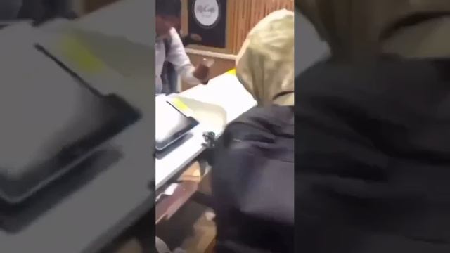 ?? Посетители американского кафе взбунтовались и начали остервенело друг другу улыбаться и спрашив смотреть онлайн