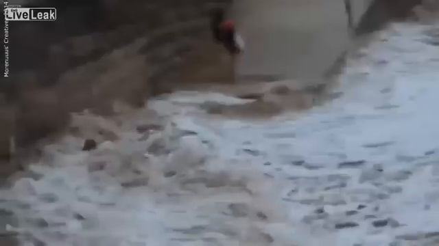 Dancing Woman Taunts Mother Nature, Gets Swept Away By Tide смотреть онлайн