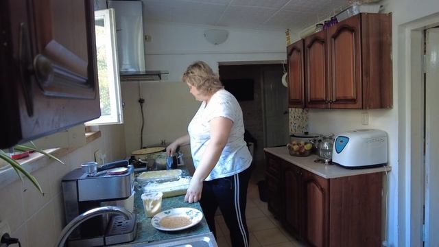 Опять приболела. Котлеты не получились, дети едят лапшу. смотреть онлайн