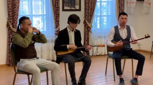 Алтайская песня «Баатырлар». Поет Эркул Чулунов, хомус - Эркин Алексеев, топшуур - Эркин Попов.