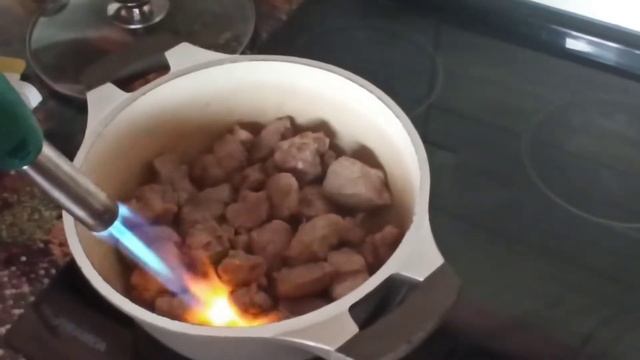Шашлык в казане под шум дождя за окном. смотреть онлайн