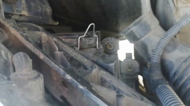 OPEL CORSA D 2008 1.4 меняем лампу ближнего Света правая фара ????️