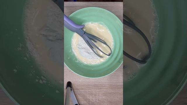 Сочный, простой и безумно вкусный наливной пирог с курицей и грибами! смотреть онлайн