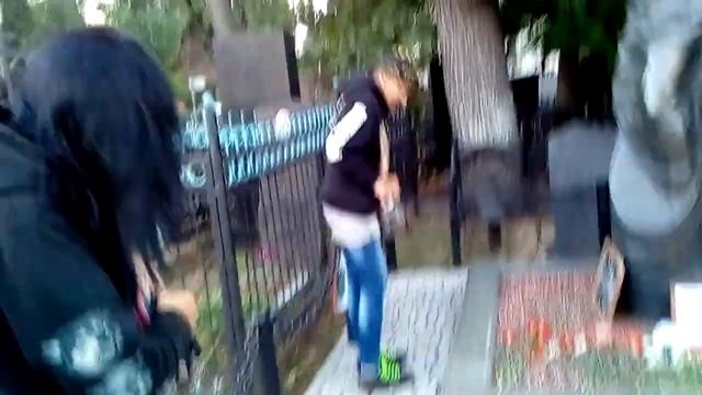 Ваганьковское кладбище. Могила Высоцкого. Поклонницы возлагают печенье смотреть онлайн