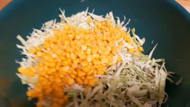 САЛАТ С КАПУСТЫ ?СОСИСОК ЖАРЕНЫХ И СУХАРИКОВ? смотреть онлайн