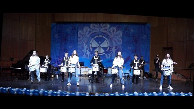 «Начинаем» исполняют сводный ансамбль барабанщиков и барабанщиц и кавер группа "Пацаны Не Танцуют" смотреть онлайн